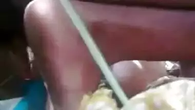 Lebar me kam karne aai Bhabhi ko khet me lejakar chudai kiya
