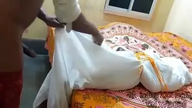 Nashe Me Soi Hui Ladki Ki Chut Dekhker Hilaya Lund - Indian Bhabhi And Indian Desi Bhabhi