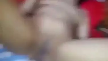 Desi nude lady uses toothpaste to lube her pussy