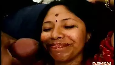 Indian Babe Gets Facial In A 3some