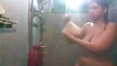 Big boobs desi aunty bathing mms video