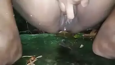 Wife pee outdoor - වැස්සෙ වයිෆ් එලියෙ චූ කරනවා