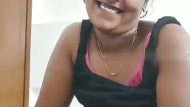 Dark skinned mallu girl gives handjob to boyfriend