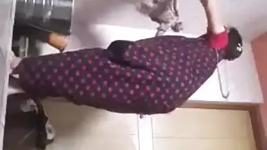 Desi slut doesn't see the XXX camera filming her in the nude in shower