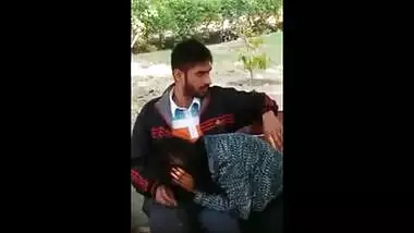 Desi outdoor boob press & blowjob in park scandal