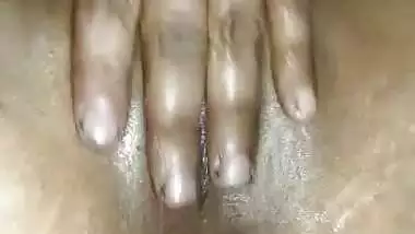 Desi aunty fingering pussy selfie video