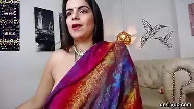 Chubby Bhabhi wearing only Saree Showing her Big Boobs