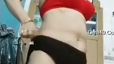 Desi MILF distracted from daily duties by XXX friend asking for XXX show