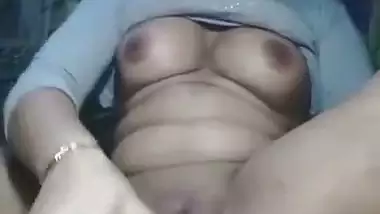 Naked girl from Manali uses a glass bottle as a sex toy